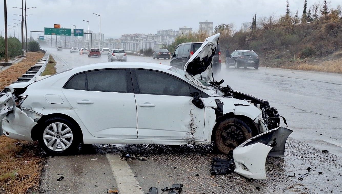 Mersin’de bariyere çarpan otomobildeki 4 kişi yaralandı